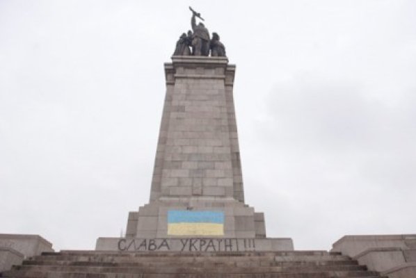 Monumentul Armatei Sovietice de la Sofia, pictat în culorile steagului ucrainean